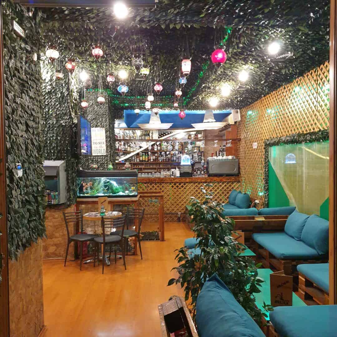 Cozy shisha lounge with vibrant decor and comfortable seating.